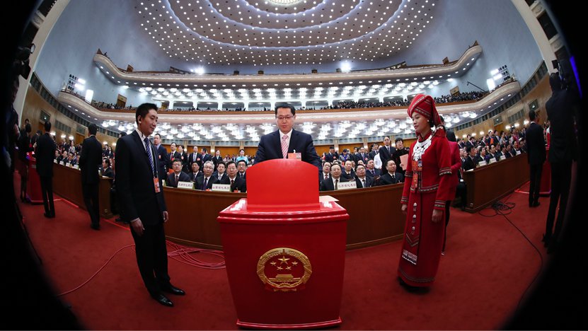 3月17日，人代會(huì)全體會(huì)議上代表在投票