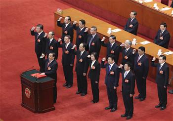 新當(dāng)選的全國(guó)人大常委會(huì)副委員長(zhǎng)、秘書長(zhǎng)進(jìn)行憲法宣誓