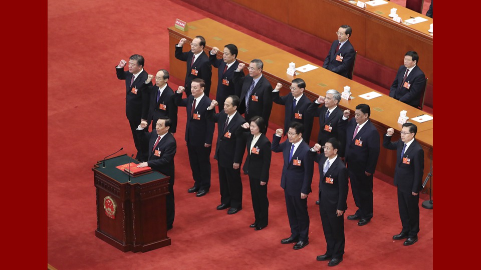 新當選的全國人大常委會副委員長、秘書長進行憲法宣誓
