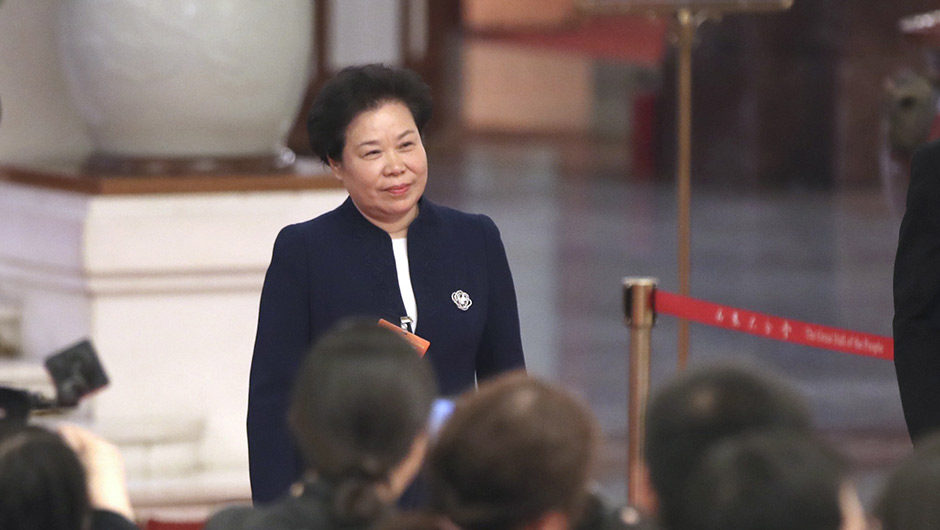 劉雅鳴步入“部長通道”，準備接受采訪