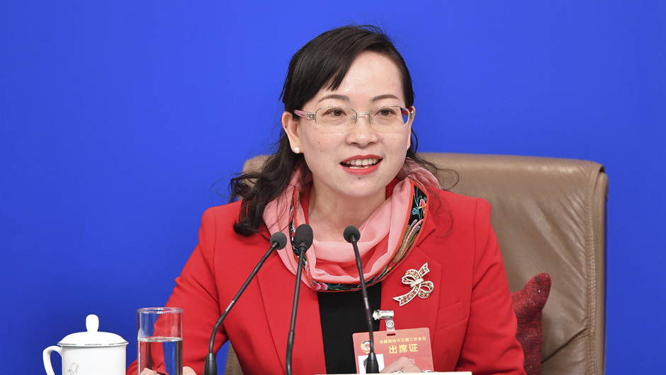 全國政協(xié)委員、湖南省湘西土家族苗族自治州政協(xié)副主席 石紅
