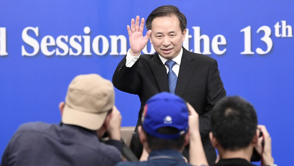 記者會開始前，李干杰向記者致意