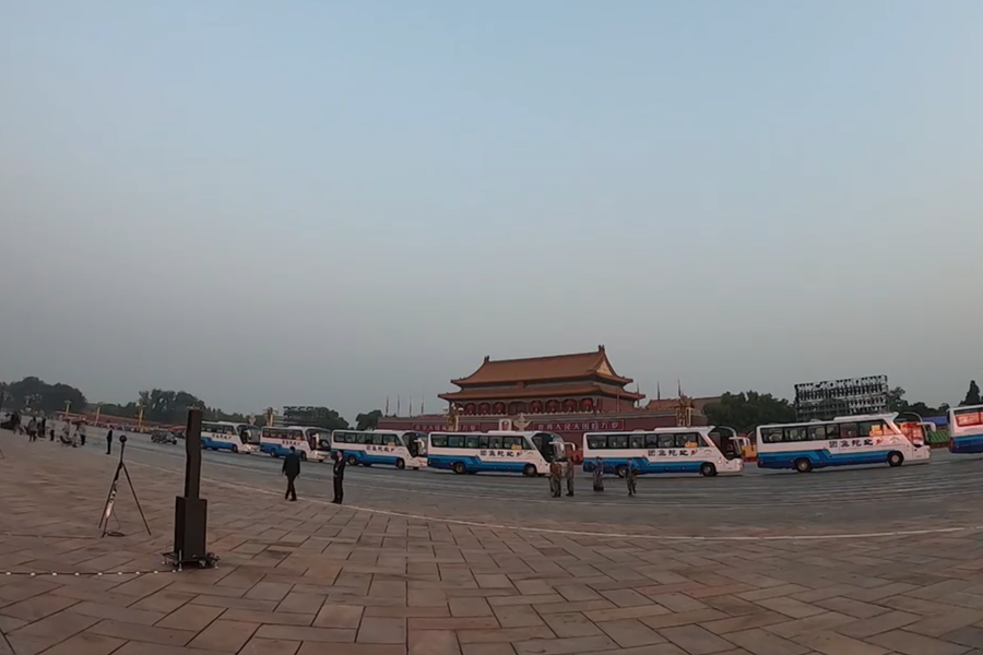 10月1日清晨的天安門城樓和長安街，燈火通明，正在準(zhǔn)備慶祝大會的工作人員雖然緊張忙碌，但仍顯得井然有序