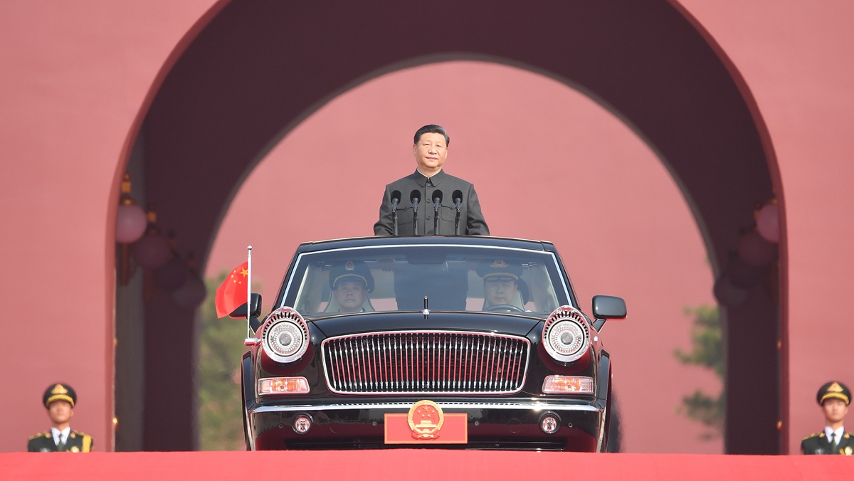 習近平乘坐檢閱車，經過金水橋，駛上長安街