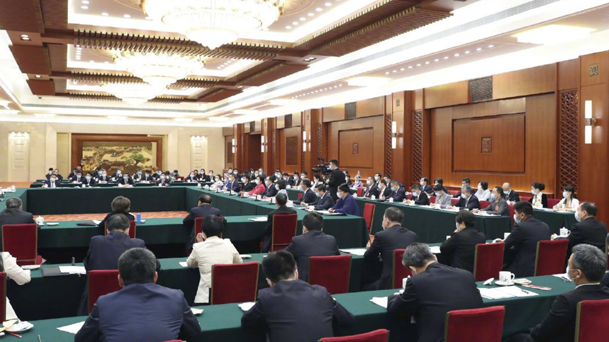 出席十三屆全國人大三次會(huì)議的代表團(tuán)分組審議政府工作報(bào)告，來看審議現(xiàn)場(chǎng)