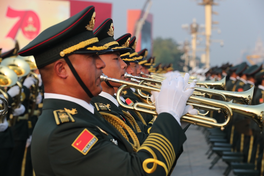 解放軍聯(lián)合軍樂團在廣場就位后進(jìn)行準(zhǔn)備工作和試奏。據(jù)了解，解放軍聯(lián)合軍樂團此次演奏是從開國大典至今歷次閱兵以來演奏曲目最多的一次，不少曲目是為此次閱兵量身打造的全新作品，此次也是歷次女演奏員最多的一次。