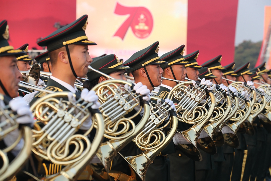 解放軍聯(lián)合軍樂團在廣場就位后進(jìn)行準(zhǔn)備工作和試奏。據(jù)了解，解放軍聯(lián)合軍樂團此次演奏是從開國大典至今歷次閱兵以來演奏曲目最多的一次，不少曲目是為此次閱兵量身打造的全新作品，此次也是歷次女演奏員最多的一次。