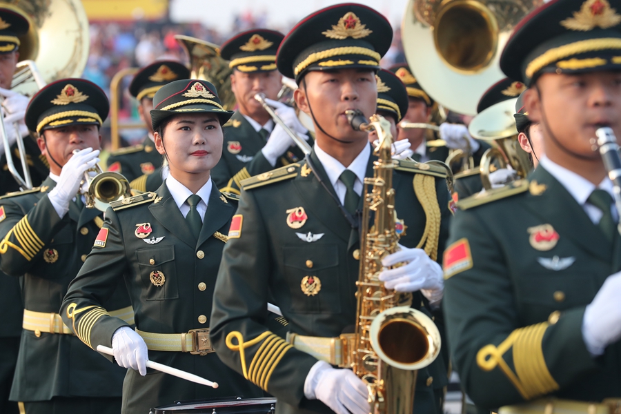 解放軍聯(lián)合軍樂團在廣場就位后進(jìn)行準(zhǔn)備工作和試奏。據(jù)了解，解放軍聯(lián)合軍樂團此次演奏是從開國大典至今歷次閱兵以來演奏曲目最多的一次，不少曲目是為此次閱兵量身打造的全新作品，此次也是歷次女演奏員最多的一次。