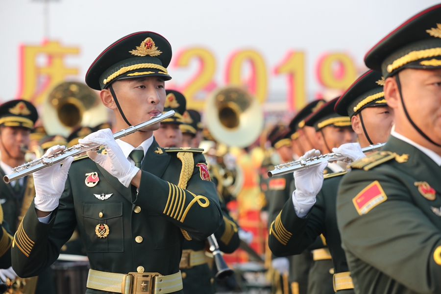 解放軍聯(lián)合軍樂團在廣場就位后進(jìn)行準(zhǔn)備工作和試奏。據(jù)了解，解放軍聯(lián)合軍樂團此次演奏是從開國大典至今歷次閱兵以來演奏曲目最多的一次，不少曲目是為此次閱兵量身打造的全新作品，此次也是歷次女演奏員最多的一次。
