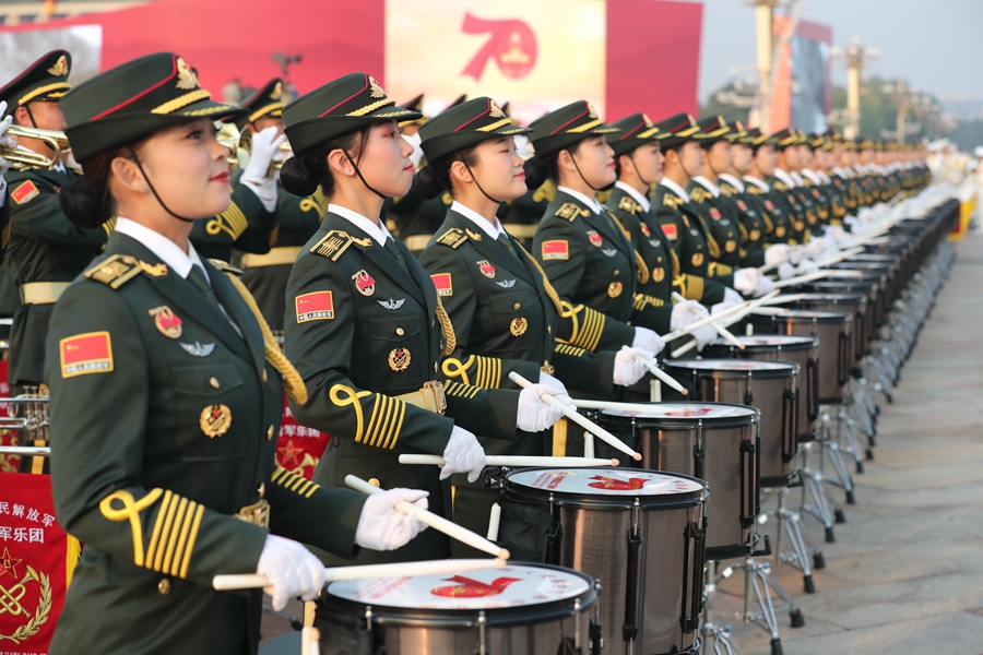 解放軍聯(lián)合軍樂團在廣場就位后進(jìn)行準(zhǔn)備工作和試奏。據(jù)了解，解放軍聯(lián)合軍樂團此次演奏是從開國大典至今歷次閱兵以來演奏曲目最多的一次，不少曲目是為此次閱兵量身打造的全新作品，此次也是歷次女演奏員最多的一次。