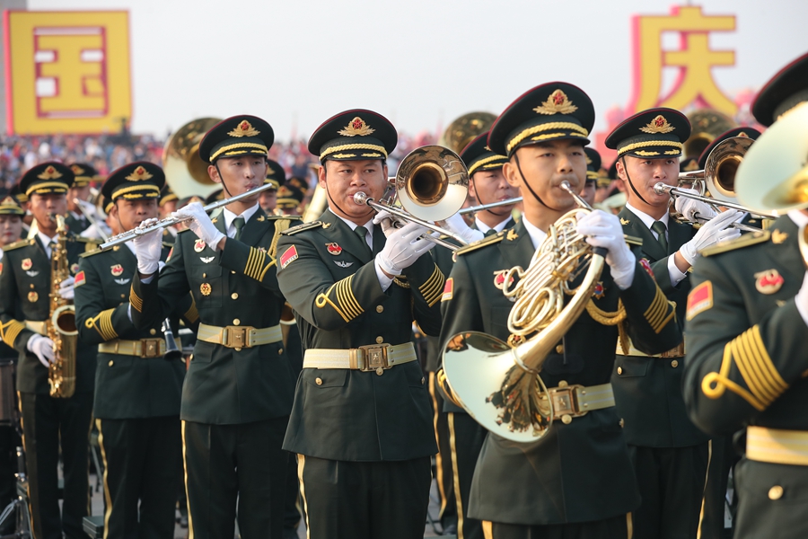 解放軍聯(lián)合軍樂團在廣場就位后進(jìn)行準(zhǔn)備工作和試奏。據(jù)了解，解放軍聯(lián)合軍樂團此次演奏是從開國大典至今歷次閱兵以來演奏曲目最多的一次，不少曲目是為此次閱兵量身打造的全新作品，此次也是歷次女演奏員最多的一次。