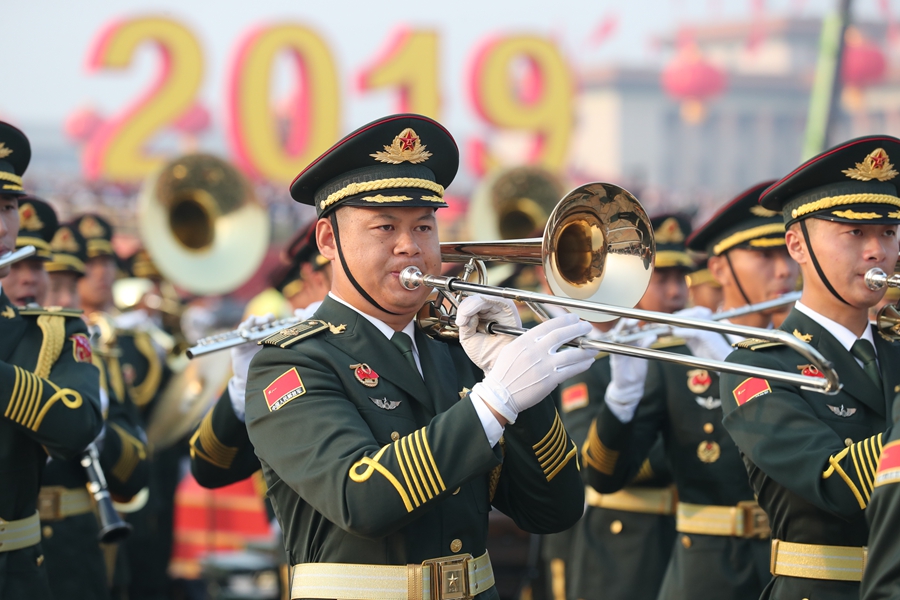 解放軍聯(lián)合軍樂團在廣場就位后進(jìn)行準(zhǔn)備工作和試奏。據(jù)了解，解放軍聯(lián)合軍樂團此次演奏是從開國大典至今歷次閱兵以來演奏曲目最多的一次，不少曲目是為此次閱兵量身打造的全新作品，此次也是歷次女演奏員最多的一次。