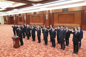 國(guó)務(wù)院部長(zhǎng)、委員會(huì)主任、中國(guó)人民銀行行長(zhǎng)、審計(jì)長(zhǎng)進(jìn)行憲法宣誓