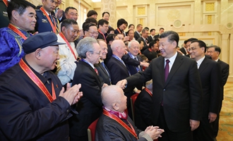 慶祝大會結(jié)束后，習近平等會見受表彰人員及親屬代表