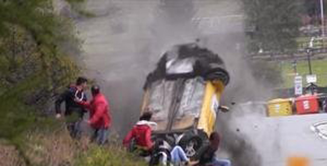 史上最幸運(yùn)撞車！圍觀群眾躲過一劫
