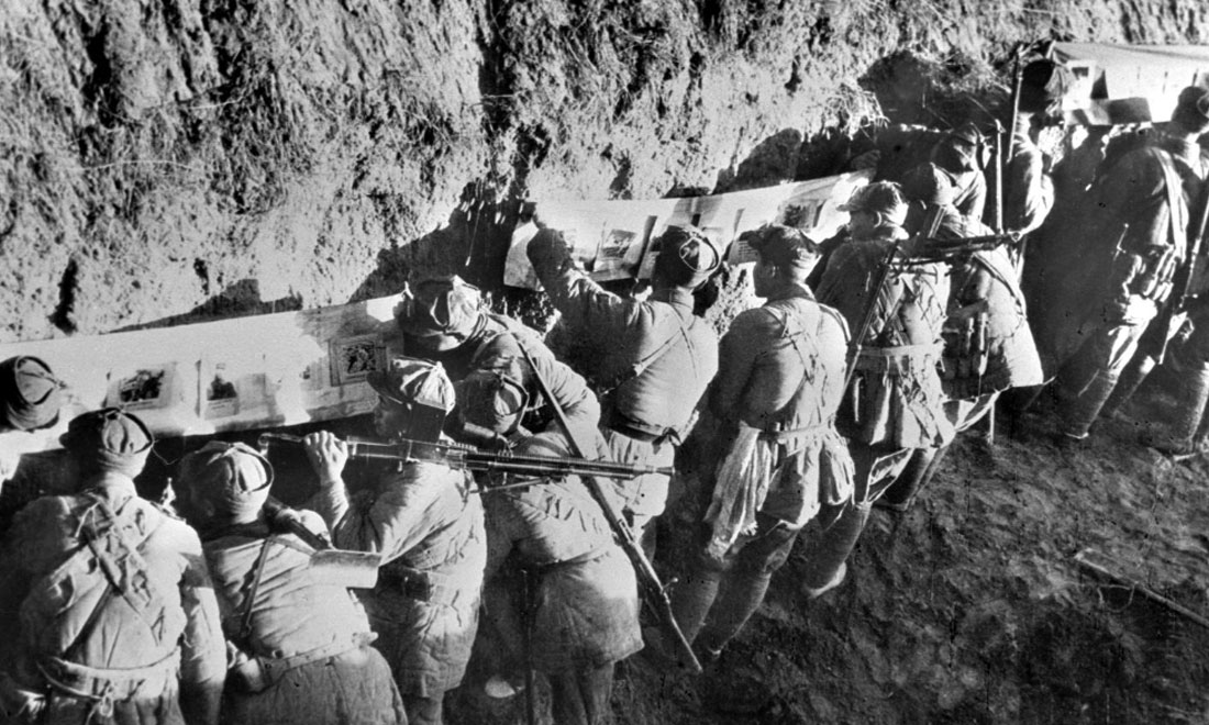 1948年冬，淮海戰(zhàn)役期間，雙堆集前沿陣地舉辦的戰(zhàn)地影展，深受解放軍戰(zhàn)士歡迎。新華社稿  袁克忠攝