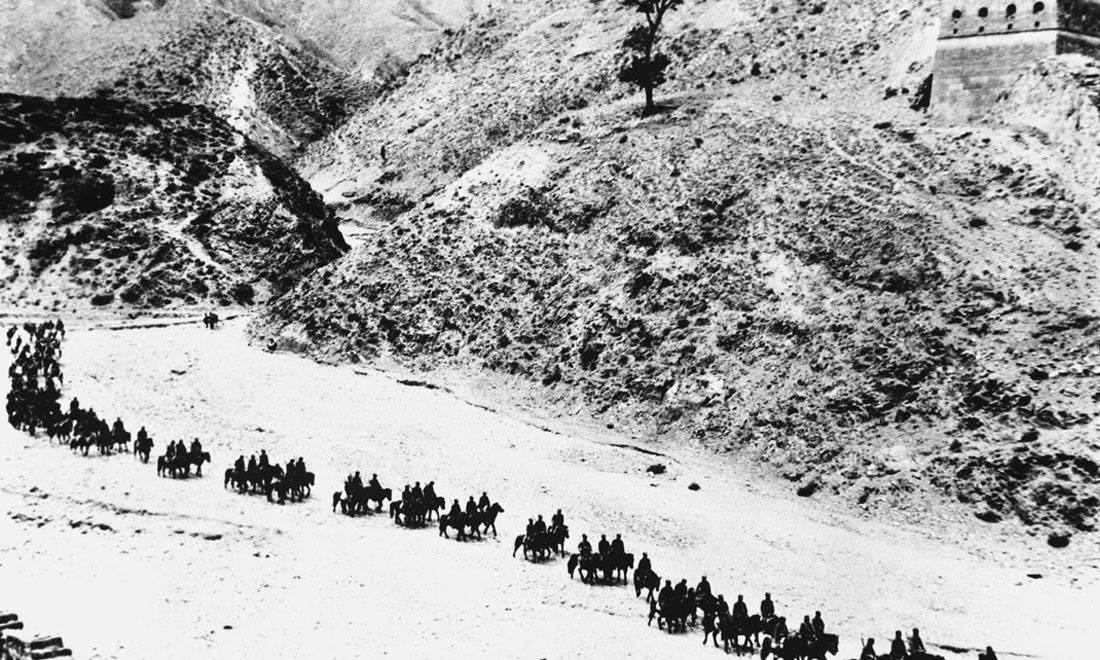 1937年11月太原失守后，八路軍向華北敵后挺進，分兵發(fā)動群眾，開展敵后游擊戰(zhàn)爭，創(chuàng)建敵后根據(jù)地。新華社稿　沙飛攝