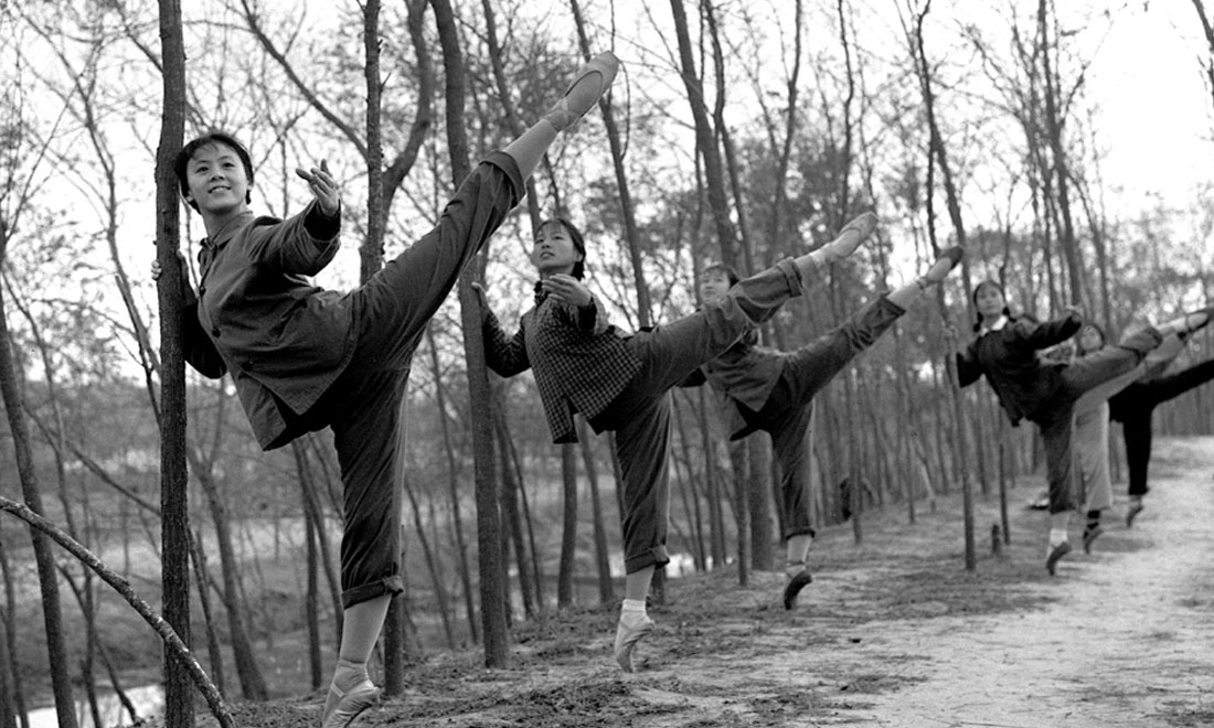 1972年秋，上海市舞蹈學(xué)?！栋酌穭〗M的演員們來到上海市金山縣金衛(wèi)公社參加勞動鍛煉，在農(nóng)村也堅持練功。新華社記者黃田寶攝