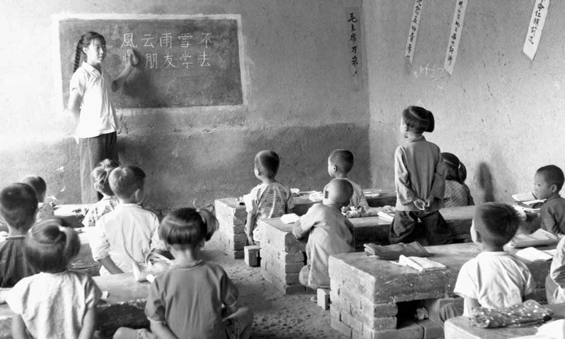 1964年夏，河北省壩縣煎茶鋪公社西煎大隊，一所耕讀小學(xué)的學(xué)生們在上課。新華社記者梁一丁攝