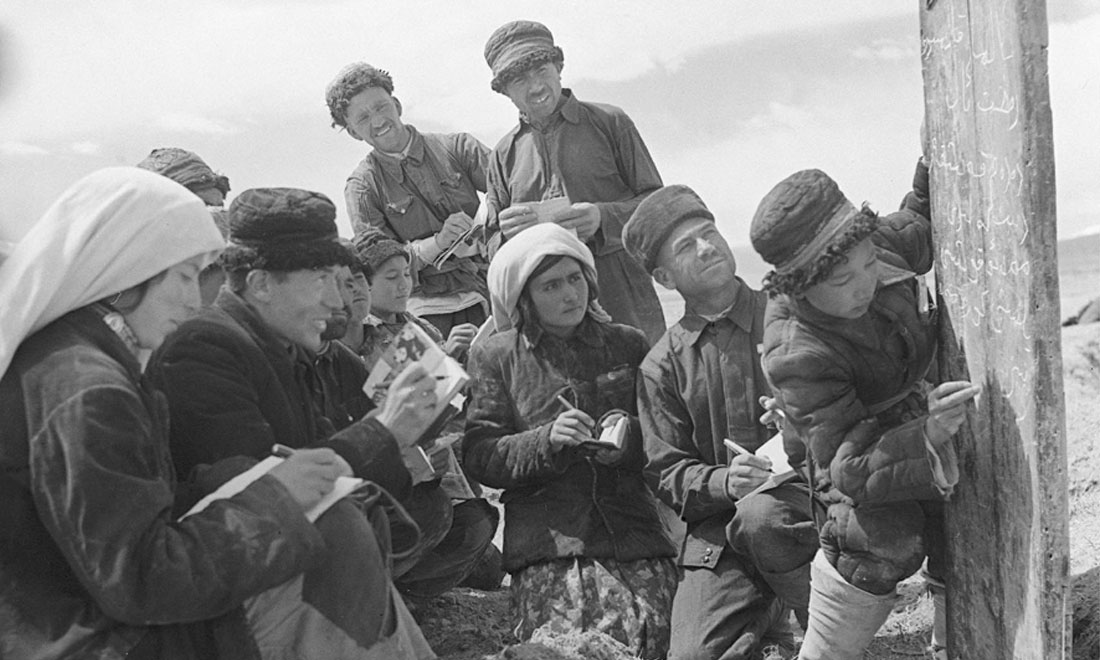 1960年6月，新疆慕士塔格峰下，大人們在小學(xué)生幫助下學(xué)習(xí)文化。新華社記者武純展攝