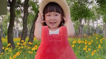 把夏天穿身上！寶媽給3歲女兒拍創(chuàng)意果蔬照
