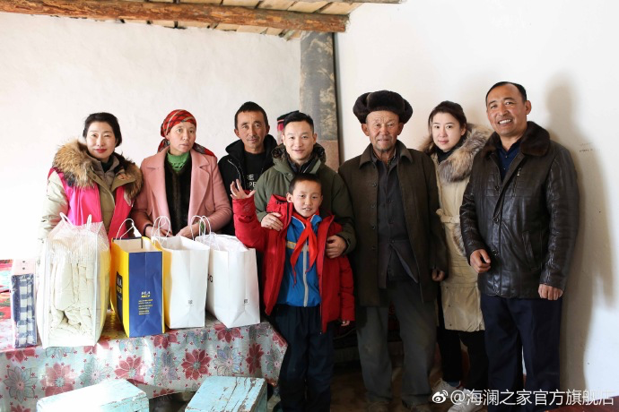 奧運(yùn)冠軍體操名將楊威把溫暖帶到北疆小朋友們的家中，把體育精神與奮斗的信念，傳遞到所有北疆孩子們的心中。