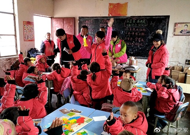2018年，由海瀾之家攜手網(wǎng)易新聞打造的“多一課溫暖”課程平臺(tái)讓一間間溫暖的課堂走向深山與邊陲。帶著貼合孩子教育需求的線上內(nèi)容和教師、各領(lǐng)域KOL及愛心人士組成的愛心團(tuán)隊(duì)，海瀾之家用實(shí)際行動(dòng)為孩子的教育加溫，踐行“多一克溫暖”。