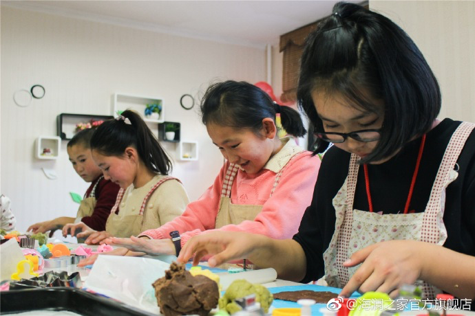 在北京，孩子們上了一節(jié)別開生面的廚藝課——手工DIY餅干。孩子們腦洞大開親自上手，從制作到出爐不僅留下了噴香的餅干，還留下了珍貴的回憶。親手做的餅干孩子們舍不得獨(dú)享，成為了回程路上最重要的“伴手禮”