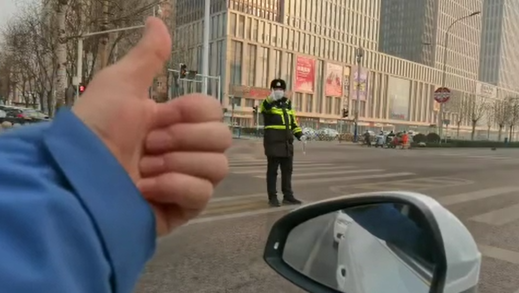 石家莊路人和交警的這個“暗號”，真暖！