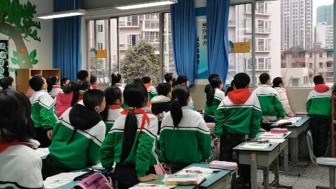 課上到一半，同學(xué)們卻把頭望向了外面！校長說：點贊！