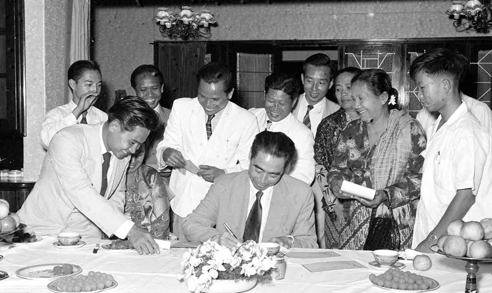 1955年4月25日，為迎接亞非會議而組織的萬隆人民委員會的代表請周恩來總理簽名留念。
