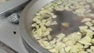 沈陽(yáng)一企業(yè)熬740鍋紅糖水送26個(gè)檢測(cè)點(diǎn)，用了千斤紅糖200斤姜