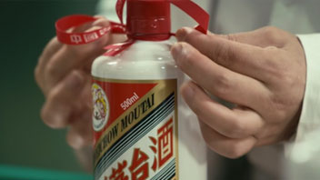 “抱團(tuán)松動”！機(jī)構(gòu)慌了？有人急忙賣茅臺，有人連夜看周期