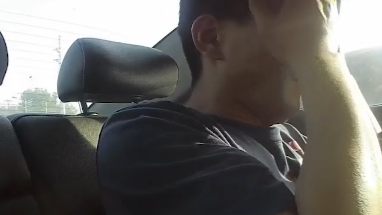 這人啥情況？他在警車上都能睡著