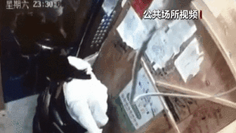 電梯內(nèi)突發(fā)自燃 電動(dòng)車進(jìn)樓怎么禁？ 發(fā)現(xiàn)電瓶車有起火苗頭應(yīng)立刻撤離