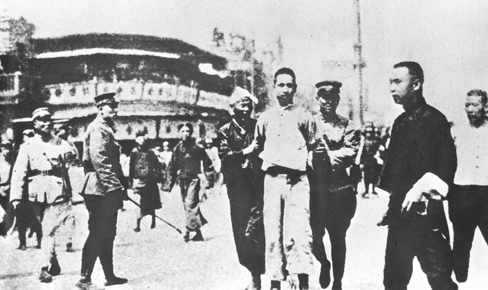 1927年4月12日 “四?一二”反革命政變，國民黨反動派捕殺大批共產(chǎn)黨員和工人、學生、群眾