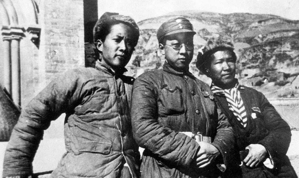 延安魯迅藝術(shù)文學院托兒所的阿姨和孩子們。