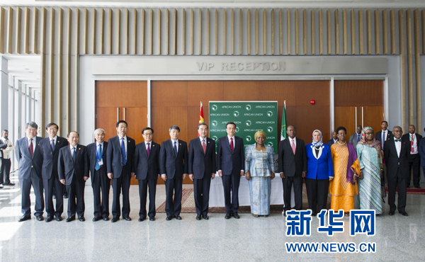 5月5日，中國國務(wù)院總理李克強在亞的斯亞貝巴非洲聯(lián)盟總部會見非盟委員會主席祖馬。這是會見后，李克強同祖馬參加集體合影。新華社記者王曄攝