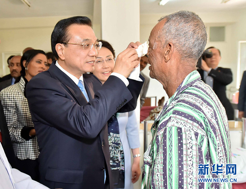 5月6日，國(guó)務(wù)院總理李克強(qiáng)與埃塞俄比亞總統(tǒng)穆拉圖一同來(lái)到亞的斯亞貝巴阿勒塔醫(yī)院，看望受益于中國(guó)免費(fèi)白內(nèi)障手術(shù)“光明行”活動(dòng)的埃塞俄比亞患者。這是李克強(qiáng)親手為接受中國(guó)醫(yī)生手術(shù)的埃塞俄比亞白內(nèi)障患者拆開(kāi)紗布。 新華社記者 李濤 攝 