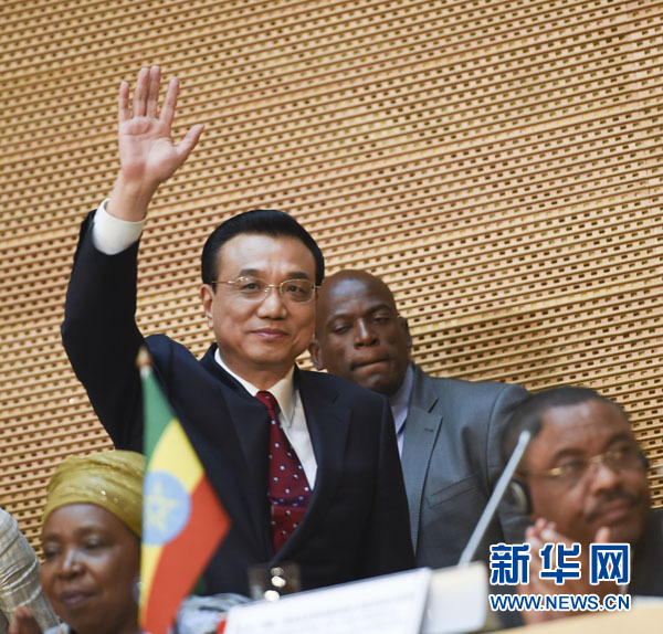 5月5日，中國(guó)國(guó)務(wù)院總理李克強(qiáng)在位于亞的斯亞貝巴的非洲聯(lián)盟總部發(fā)表題為《開(kāi)創(chuàng)中非合作更加美好的未來(lái)》的演講。這是李克強(qiáng)步入會(huì)場(chǎng)時(shí)向聽(tīng)眾揮手致意。新華社記者 李學(xué)仁 攝 