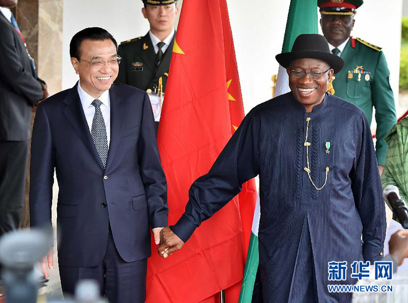 5月7日，中國國務院總理李克強在阿布賈與尼日利亞總統(tǒng)喬納森會談后共同會見記者，并回答記者提問。 新華社記者李濤攝 
