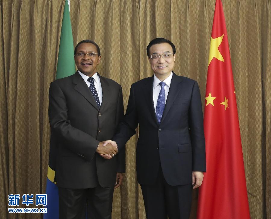 5月7日，正在尼日利亞訪問(wèn)的國(guó)務(wù)院總理李克強(qiáng)在阿布賈會(huì)見(jiàn)出席第24屆世界經(jīng)濟(jì)論壇非洲峰會(huì)全會(huì)的坦桑尼亞總統(tǒng)基奎特。 新華社記者 丁林?jǐn)z 
