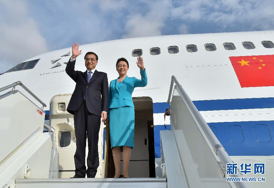 5月8日，應(yīng)安哥拉總統(tǒng)多斯桑托斯邀請，中國國務(wù)院總理李克強(qiáng)乘專機(jī)抵達(dá)羅安達(dá)二月四日國際機(jī)場，開始對(duì)安哥拉進(jìn)行正式訪問。李克強(qiáng)總理夫人程虹同機(jī)抵達(dá)。新華社記者 李濤 攝 