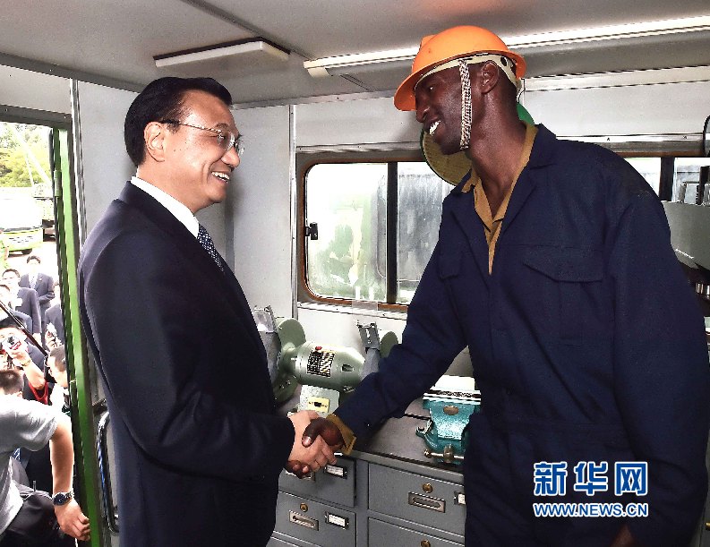 5月11日，中國國務(wù)院總理李克強參觀肯尼亞國家青年服務(wù)隊。這是李克強與服務(wù)隊隊員親切交談。 新華社記者 李濤 攝