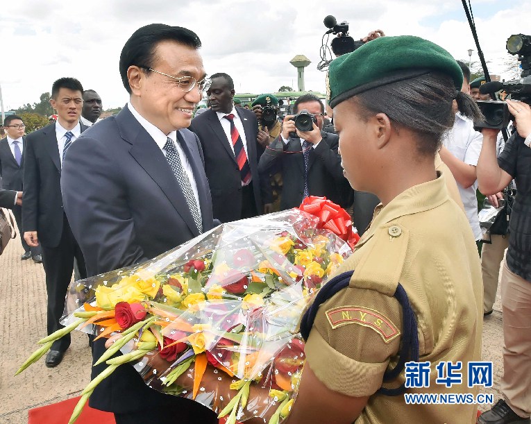 5月11日，中國國務(wù)院總理李克強參觀肯尼亞國家青年服務(wù)隊。這是服務(wù)隊隊員向李克強敬獻鮮花。 新華社記者 李濤 攝