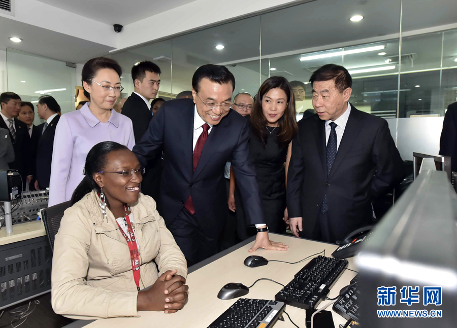 5月11日，中國國務院總理李克強在肯尼亞首都內羅畢看望并慰問中央電視臺非洲分臺員工。 新華社記者 李濤 攝 