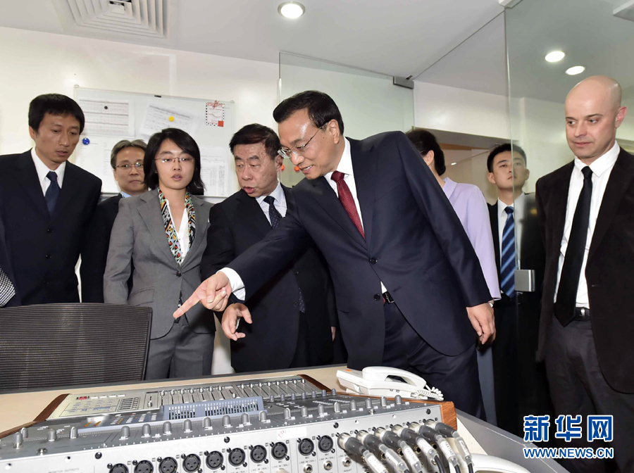 5月11日，中國國務院總理李克強在肯尼亞首都內羅畢看望并慰問中央電視臺非洲分臺員工。 新華社記者 李濤 攝 