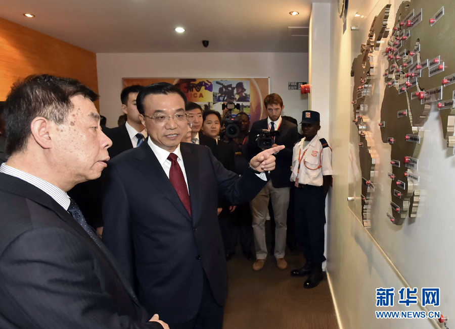 5月11日，中國國務院總理李克強在肯尼亞首都內羅畢看望并慰問中央電視臺非洲分臺員工。 新華社記者 李濤 攝 