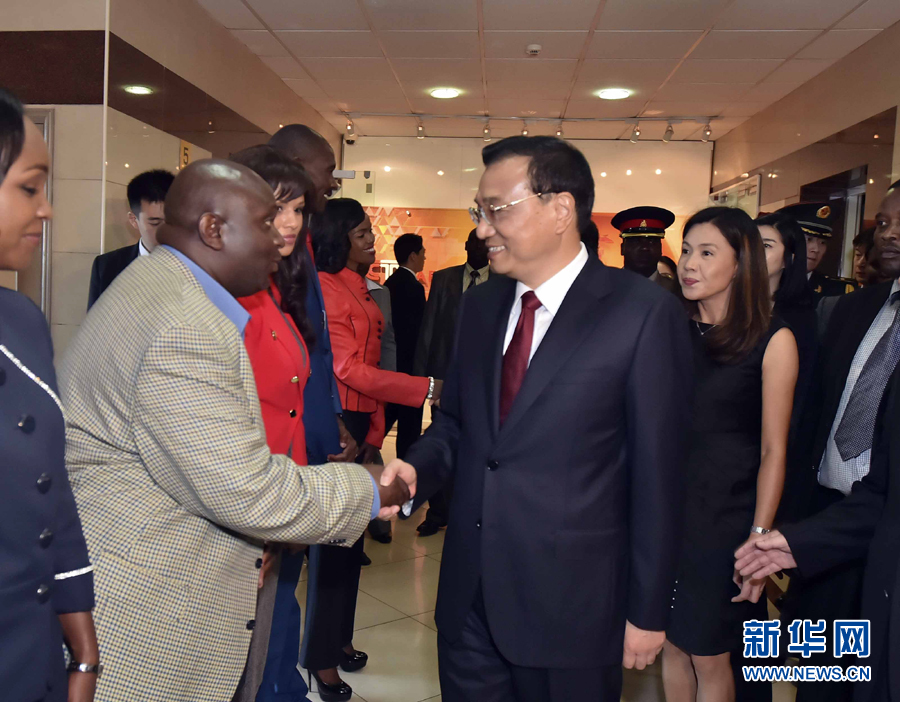 5月11日，中國國務院總理李克強在肯尼亞首都內羅畢看望并慰問中央電視臺非洲分臺員工。 新華社記者 李濤 攝 