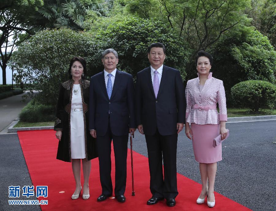 會(huì)談前，習(xí)近平在上海西郊會(huì)議中心廣場(chǎng)為阿坦巴耶夫舉行歡迎儀式。新華社記者 蘭紅光 攝 